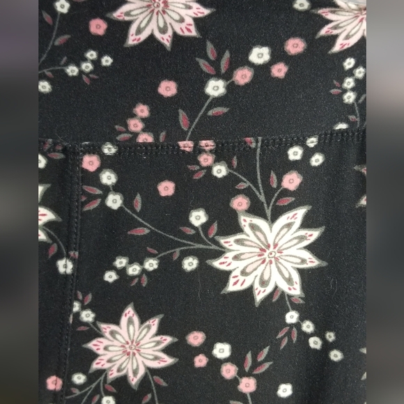 Black and pink floral pattern leggings,  crop - Picture 2 of 2
